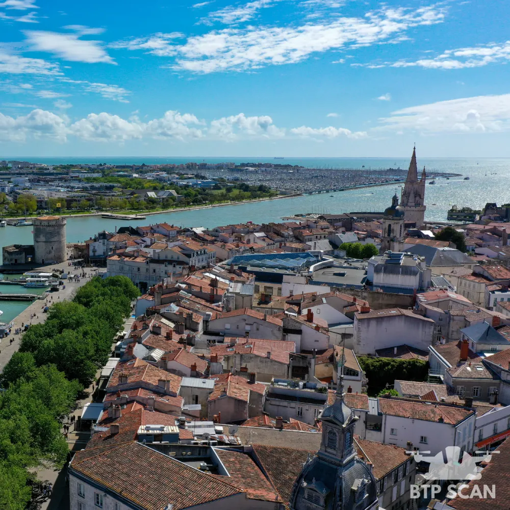 Vue aérienne de La Rochelle, port et bâtiments historiques