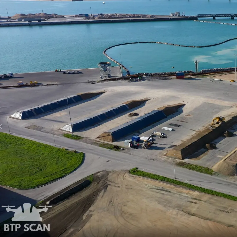 Chantier maritime avec équipements lourds