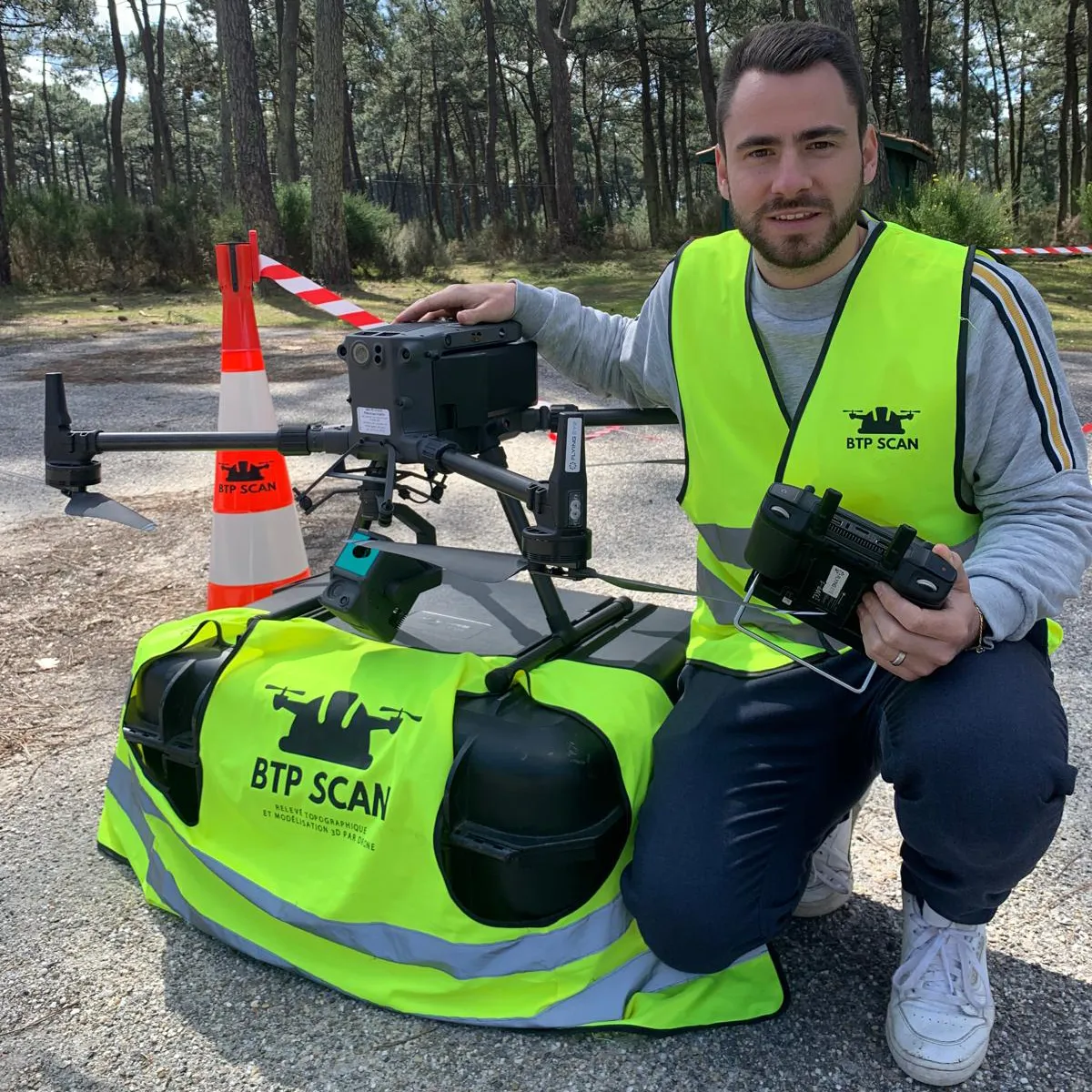 Homme avec drone et gilet BTP Scan